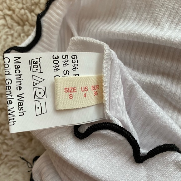 ⚡️FREE a with a purchase of $25 or more ⚡️
NWOT Romwe- One Shoulder Top, SIZE:S - Picture 3 of 4